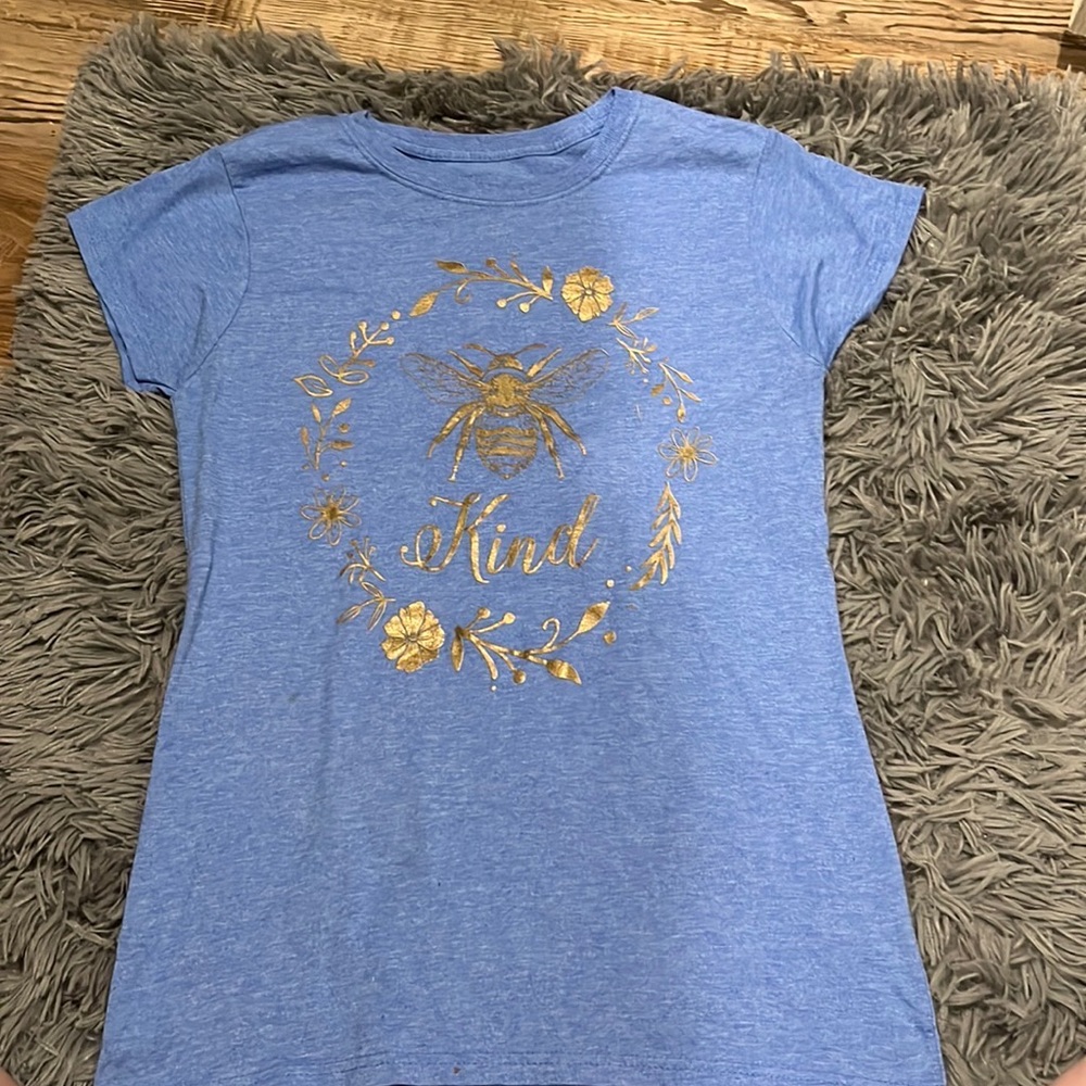 light blue 🐝 happy tee. size S.